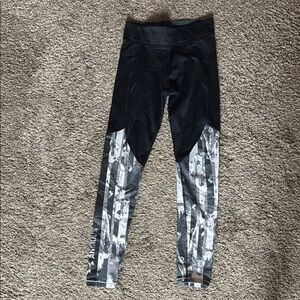 Under Armour Cold Gear Women’s Black and Gray Patterned Leggings